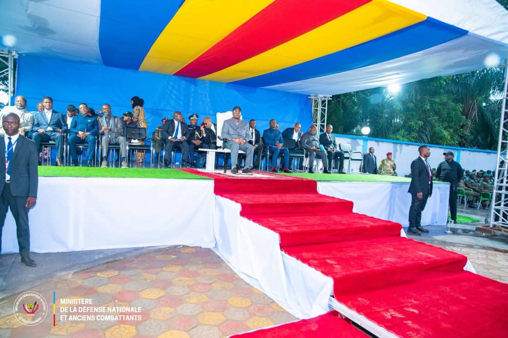 Kwilu : Félix Tshisekedi inaugure le quartier général de la 11ᵉ région militaire, à Kikwit malgré la pluie.