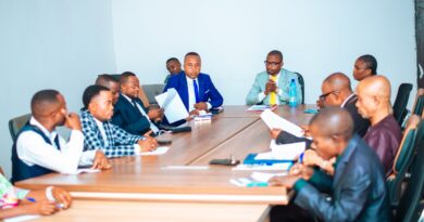 Maï-Ndombe : l’Assemblée provinciale poursuit un comptable accusé de retenir les primes des infirmiers