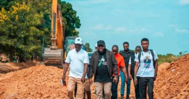 Kwilu : le ministre Patrick Mbumbudi supervise les travaux routiers à Bandundu
