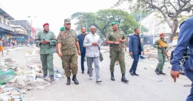 Kinshasa : Guy Kabombo inspecte les dispositifs sécuritaires autour du marché zando 